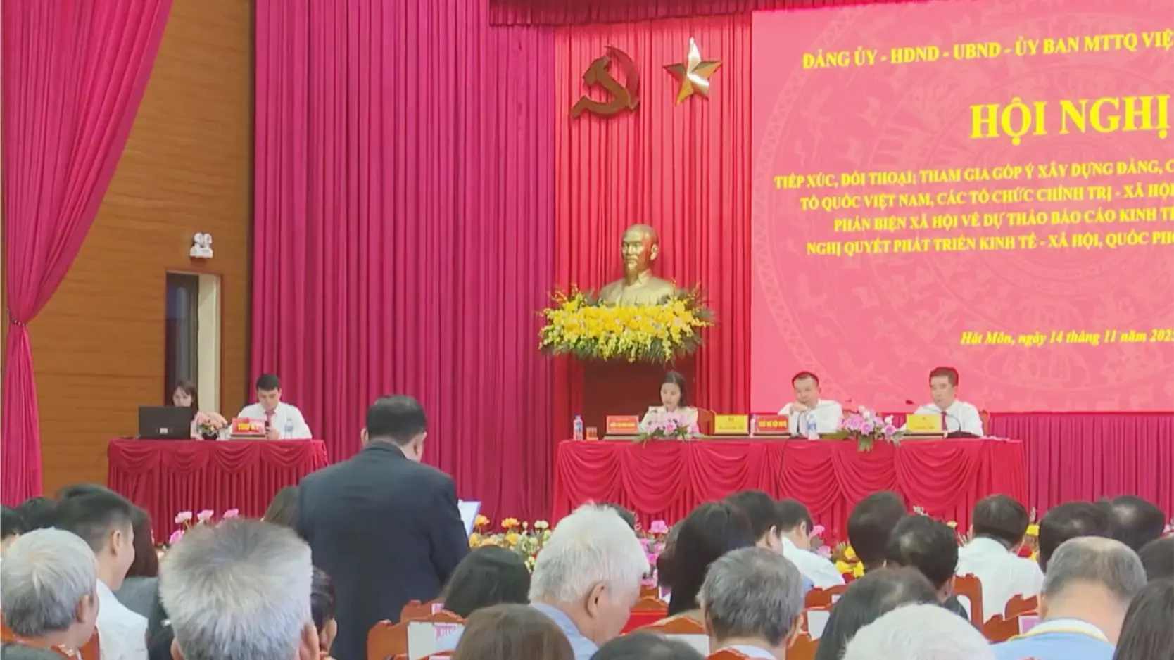 Gần 400 đại biểu xã Hát Môn tham dự đối thoại